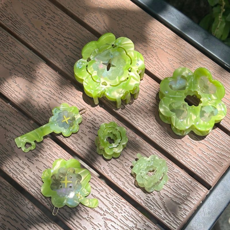 Light Green Four-Leaf Clover Hair Claw Clip)
