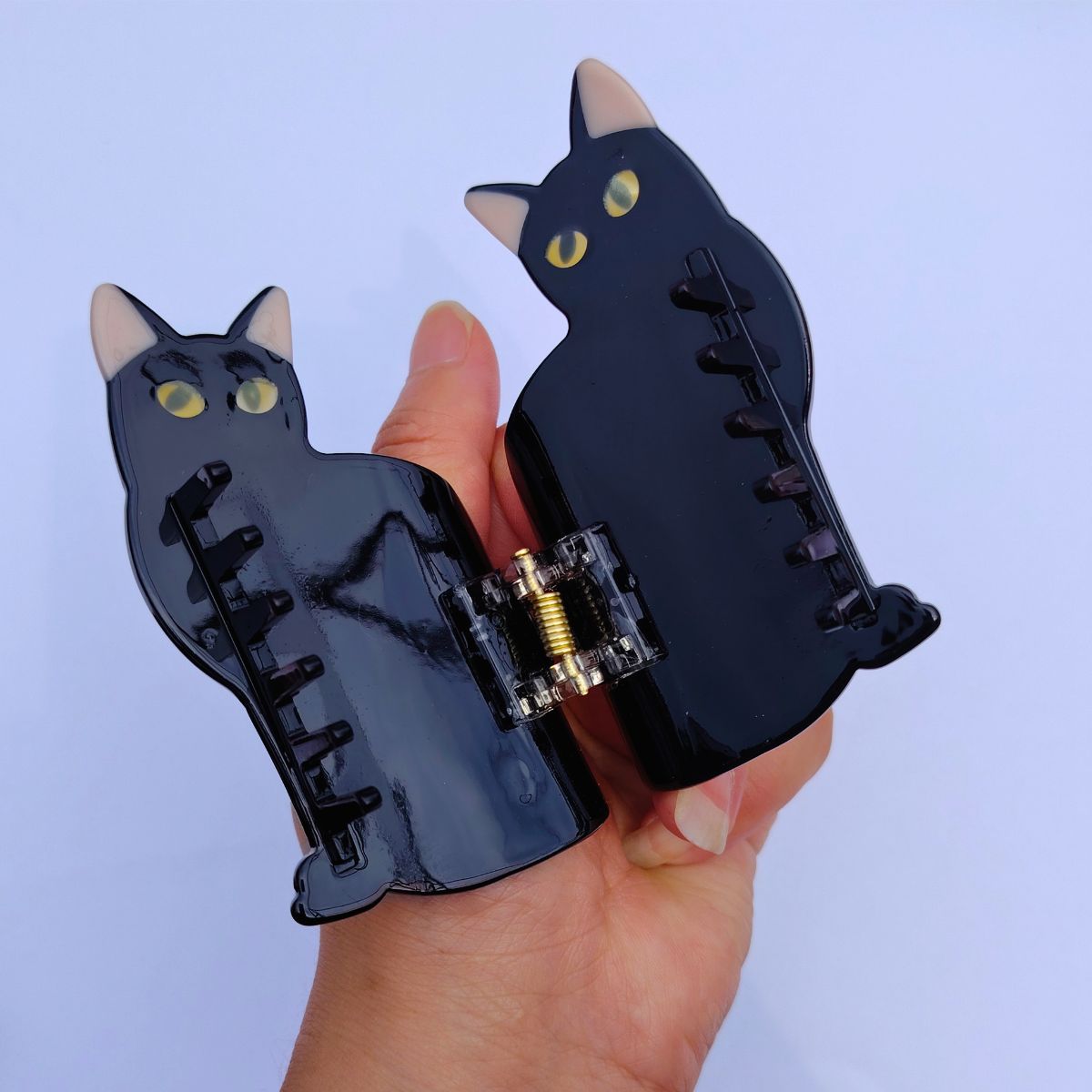 可爱的中号黑白牛毛猫爪