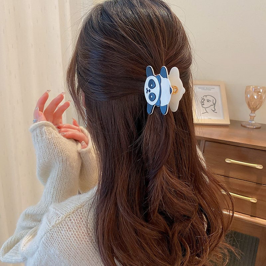 Panda allongé avec une jolie griffe de cheveux | NueShiny