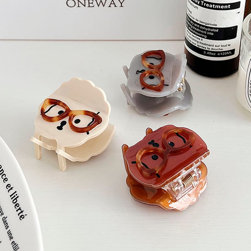 Chiot marron drôle avec des lunettes, griffes de chien, NueShiny