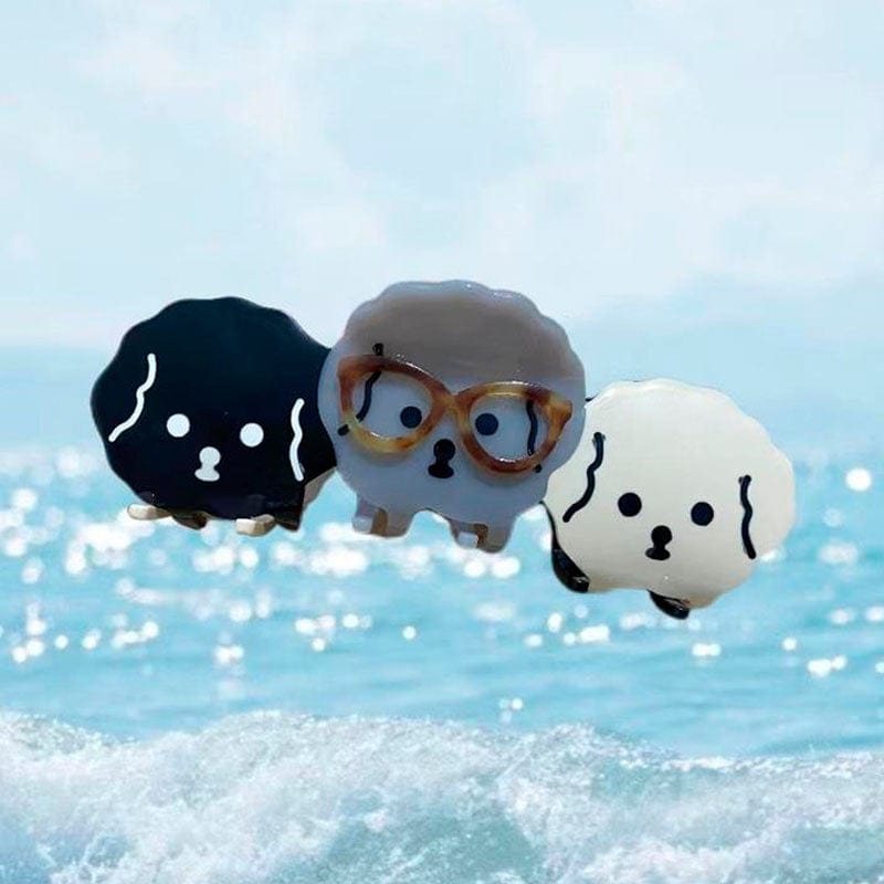 Trois chiots blancs drôles avec des lunettes, griffes de chien, NueShiny
