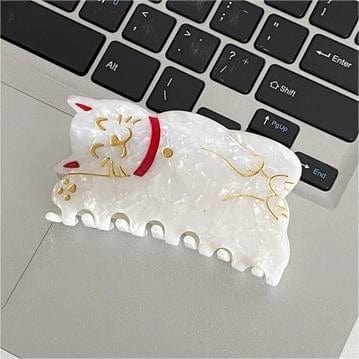 Sourire, devenir riche, griffe de chat porte-bonheur