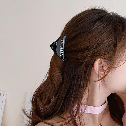 Triangle New High-End Simple Medium Claw In Black