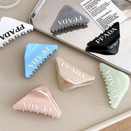 Triangle New High-End Simple Medium Claw In Light Cyan