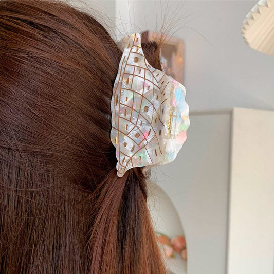 Medium Beige Textured Conch Hair Claw Clip