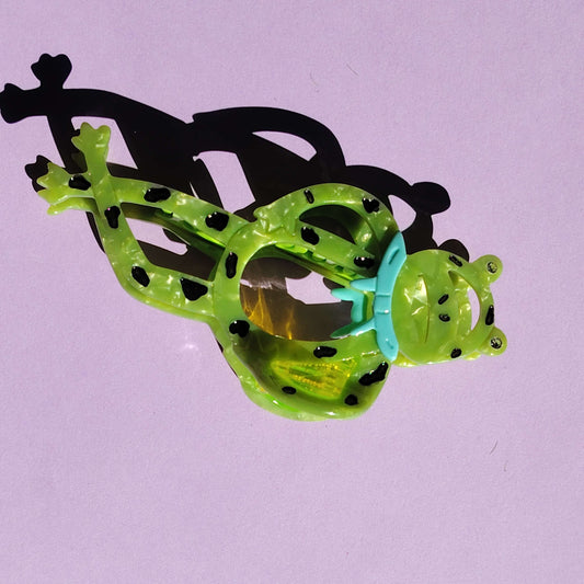 Hands-on-hips Frog Hair Claw