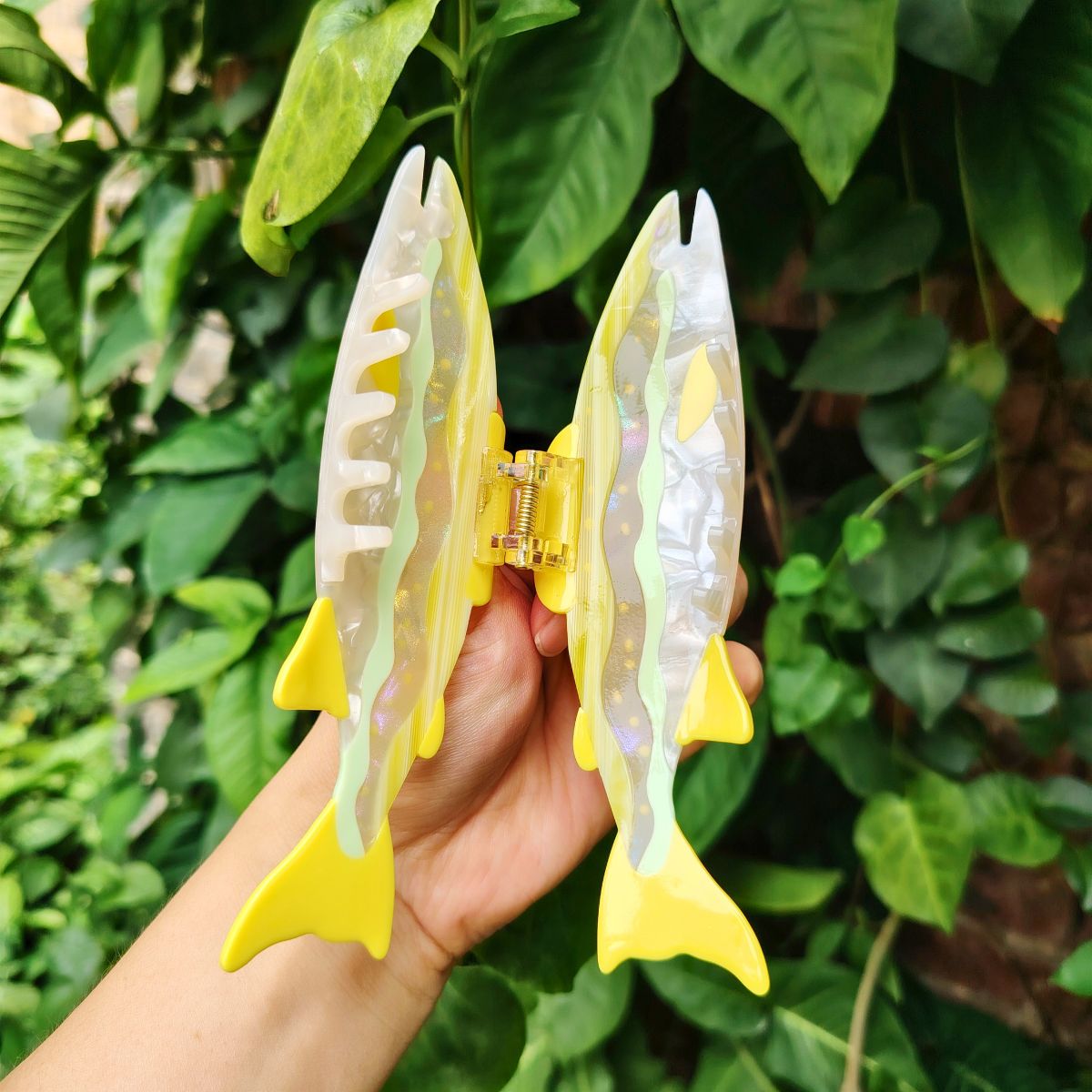快乐的中型小蓝卡通鱼毛爪