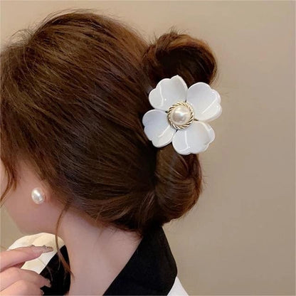Trumpet Romantic Pearl Hair Claw Black Flower