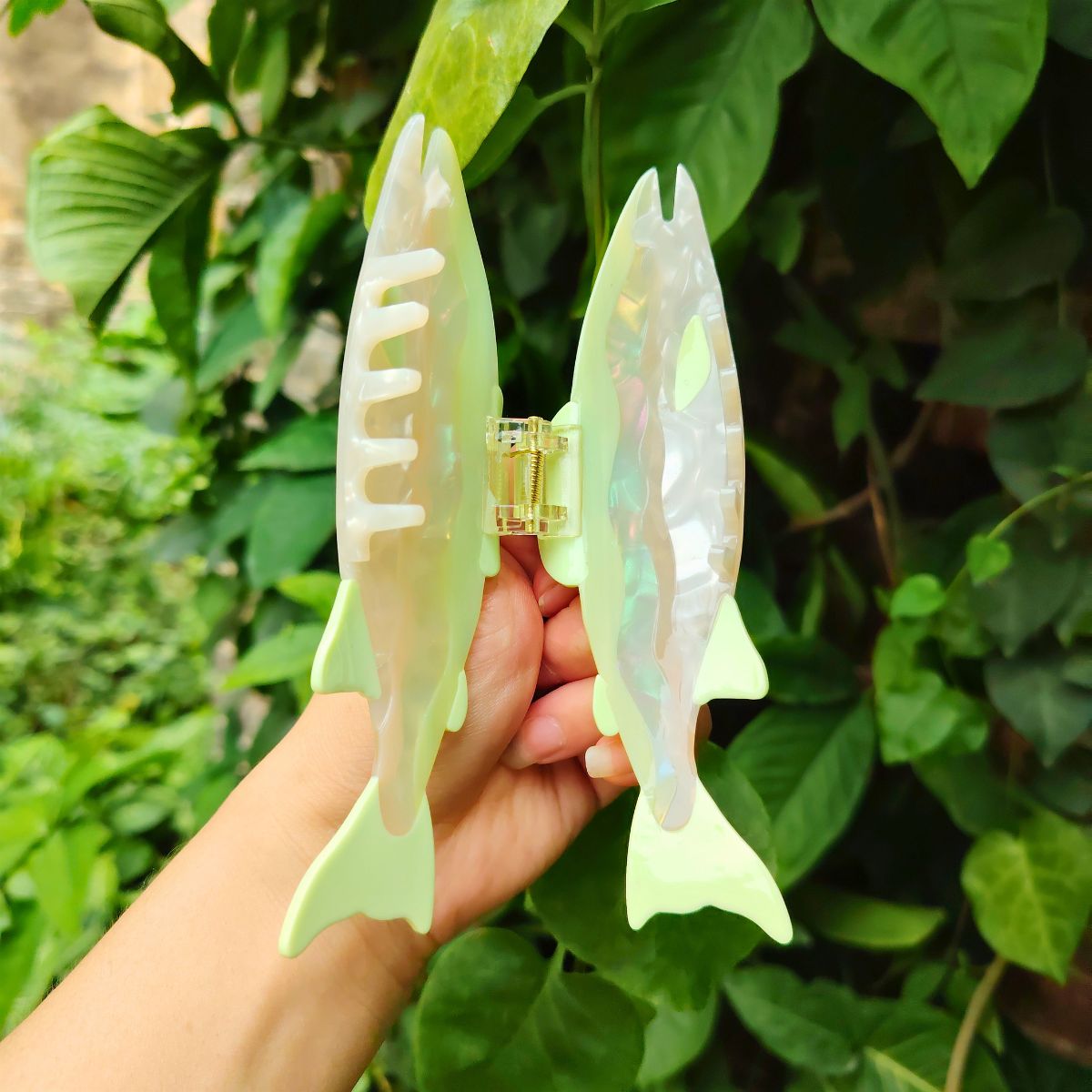 快乐的中型小蓝卡通鱼毛爪