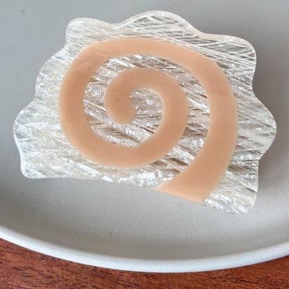 Medium Beige Narutomaki Hair Claw