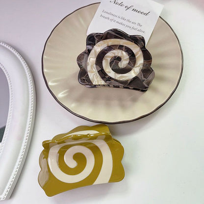 Medium Beige Narutomaki Hair Claw