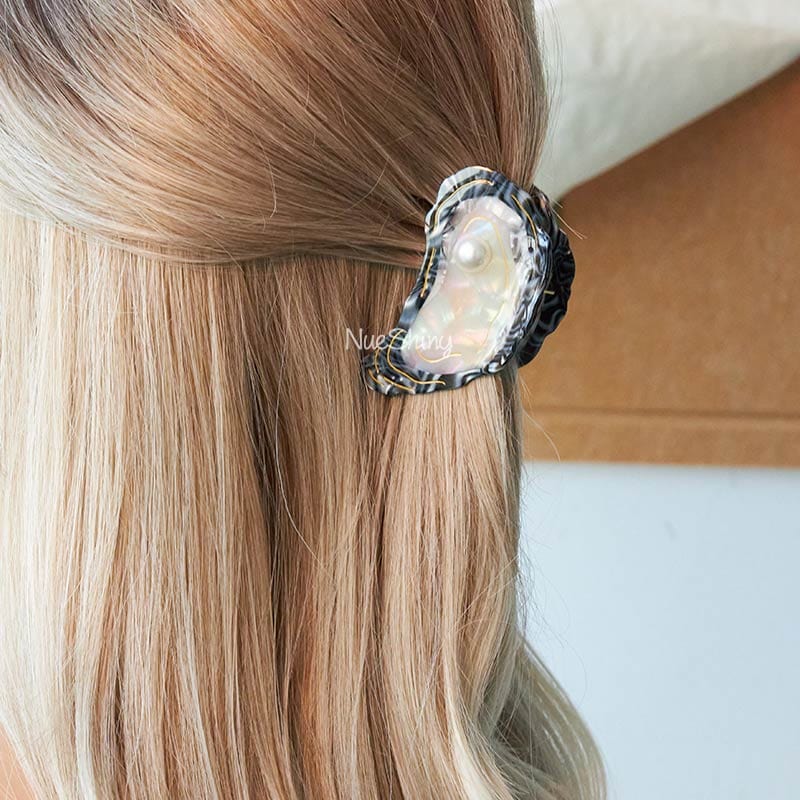 Medium Oyster Hair Claw ClipsحNueShiny
