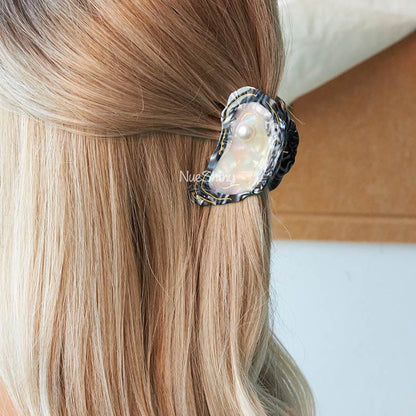 Medium Oyster Hair Claw ClipsحNueShiny
