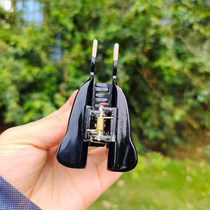 可爱的中号黑白牛毛猫爪