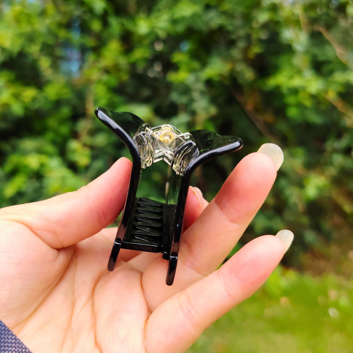 可爱的中号黑白牛毛猫爪
