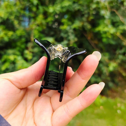 可爱的中号黑白牛毛猫爪