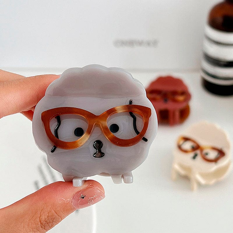 Chiot gris drôle avec des lunettes, griffes de chien, NueShiny