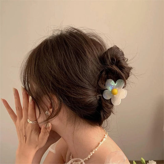 Griffe de cheveux à texture de fleur blanche | NueShiny