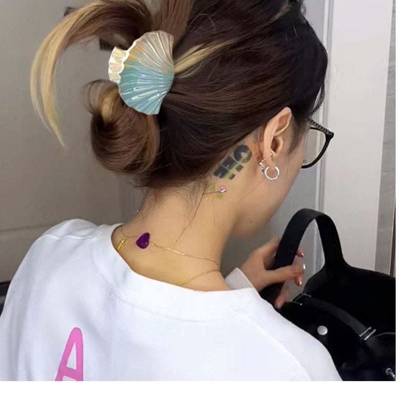 Gradient Blue Shell Hair Claw