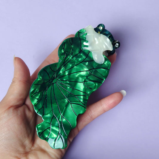 Large Dark Green Lotus Leaf Frog Hair Claw