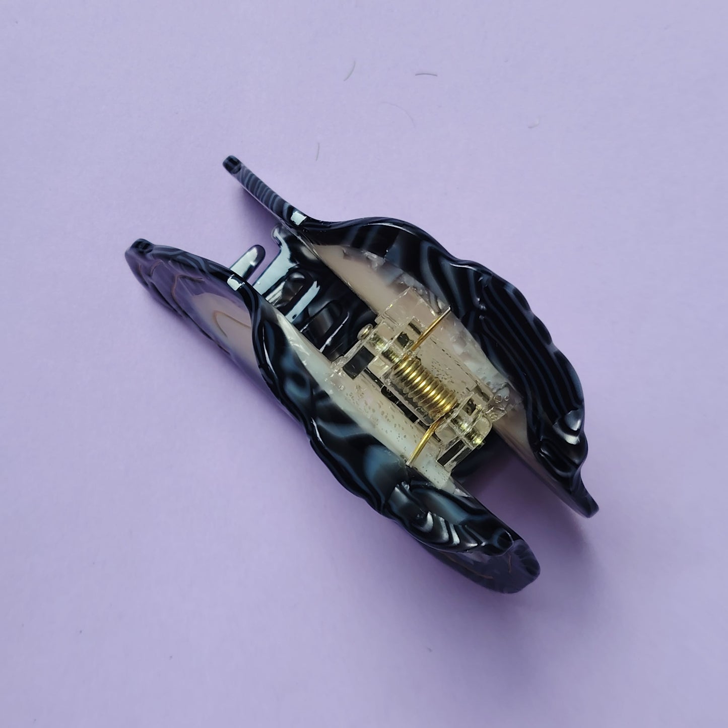 Medium Oyster Hair Claw