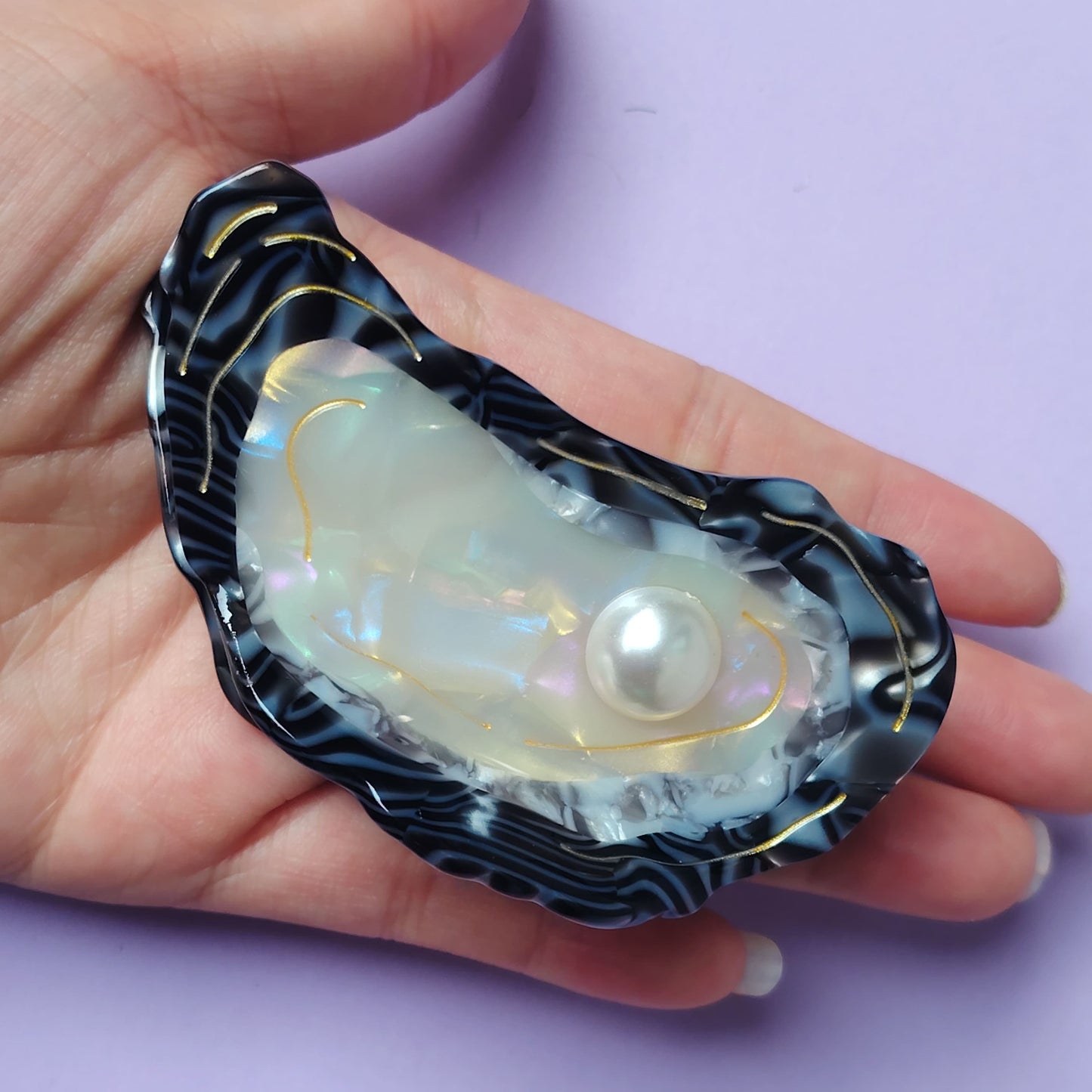 Medium Oyster Hair Claw