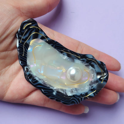 Medium Oyster Hair Claw