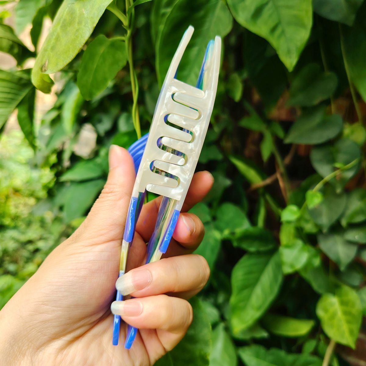 快乐的中型小蓝卡通鱼毛爪