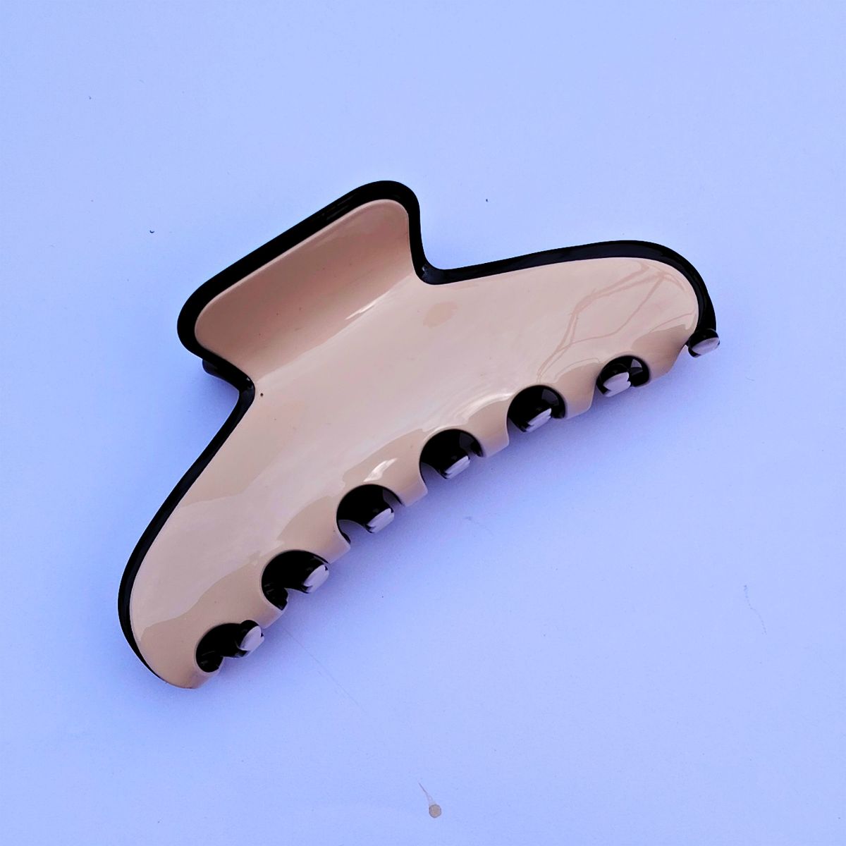 Large Contrast Edge Layered Hair Claw