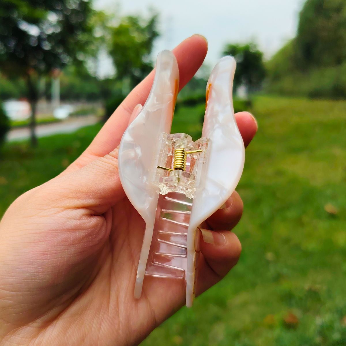 Large Pearl White Conch Shell Hair Claw