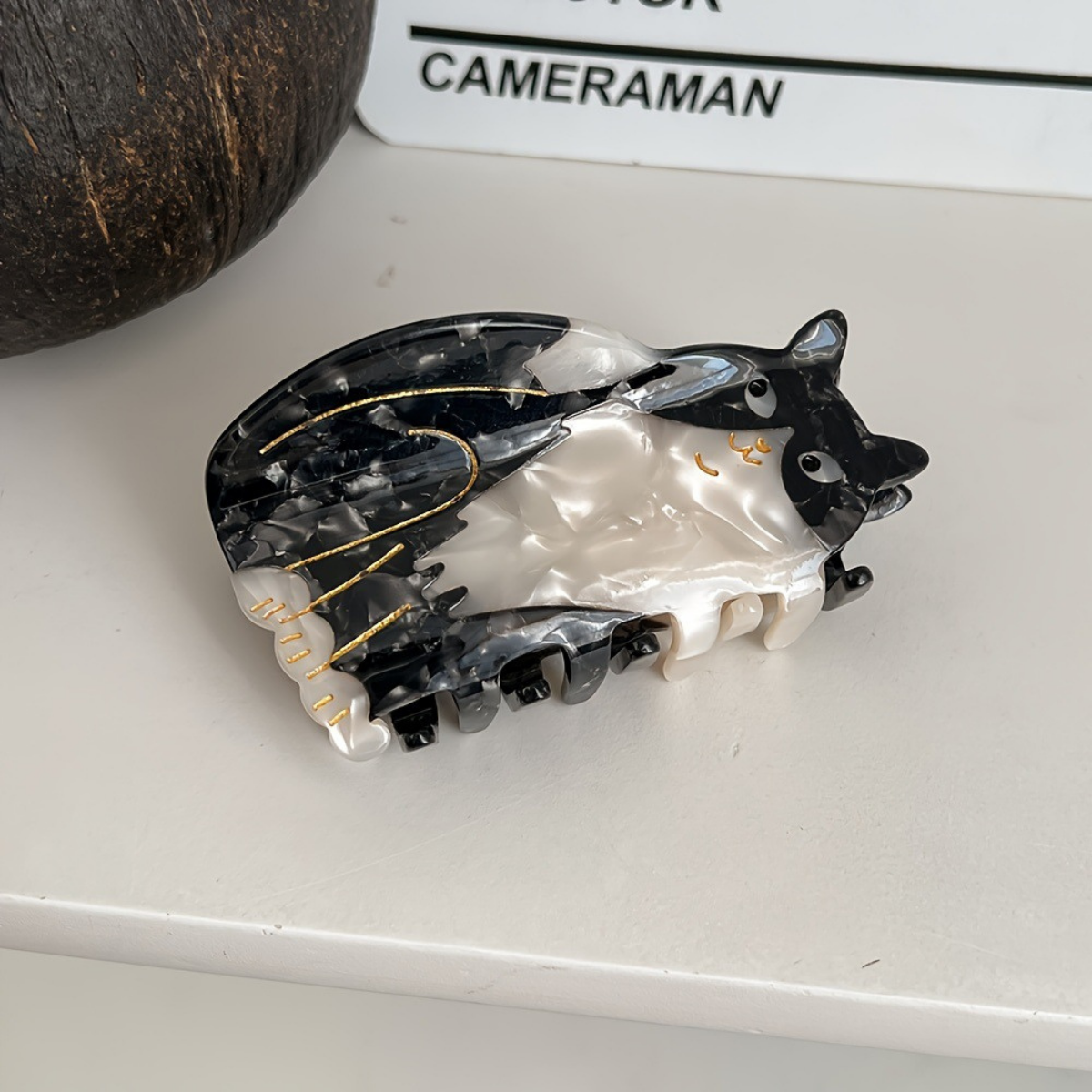 Medium Black White Maine Coon Cat Hair Claw