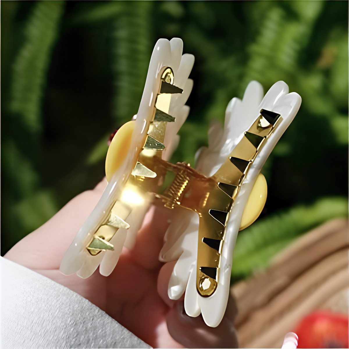 Medium Half-Hardy Chrysanthemum Flower Hair Claw