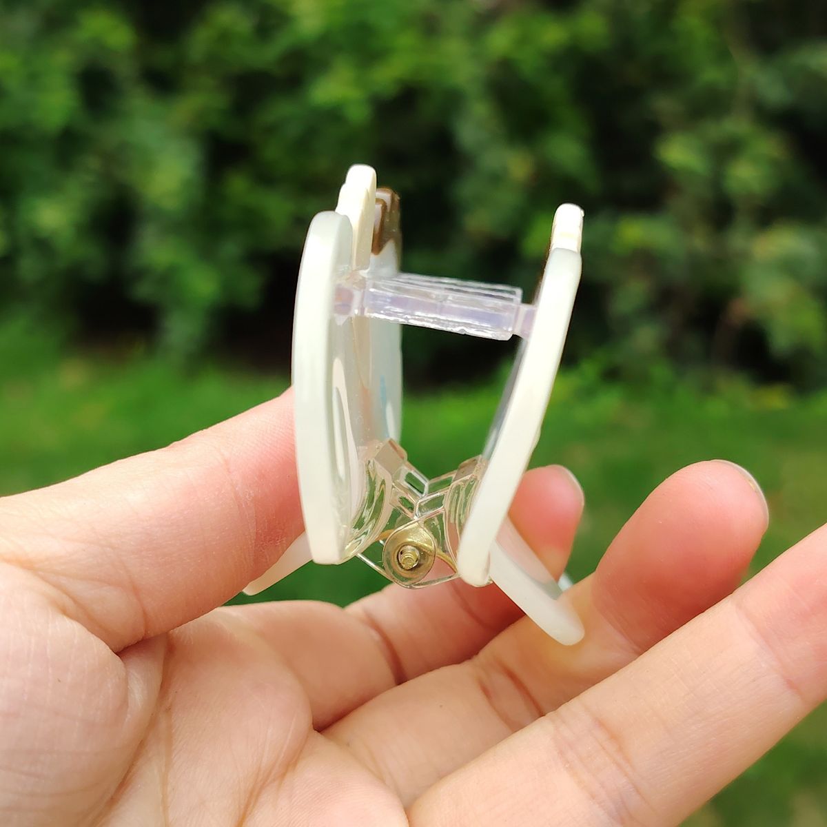 Medium White Seahorse Hair Claw